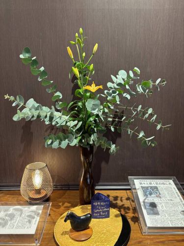 【別邸涵養荘の今週のお花💐】
お店を彩るお花たちです💐
プロデュースは小山生花店様にお願いしております!
いつもありがとうございます😊
先日より入口にある大久保鋳物が変わりました!
今年の干支「午」を展示しております。
https://souemon-imono.com/
『安田瓦花器MYK』Marumi Yasuda Kawara
木の暖かみと凛とした美しさを兼ね備え、 花に寄り添い支えます。
(丸三安田瓦工業オンラインストアより)
https://marumikawara.stores.jp/
ご来店お待ちしております^ ^
↓ご予約はオンライン予約がおすすめです!
https://seikoanbetteikanyoso.owst.jp/(ホットペッパー)
ご予約 お問い合わせは、
📞025-211-7703
プロフィールのリンクから
webサイトにアクセスできます!
🔍@seikoan_bettei_kanyoso
その他SNSやグルメサイトなど
詳細はこちらからご覧いただけます↓↓
https://lit.link/Qes1EGif55alyDCldOYLbnL3EXI3
(別邸涵養荘リットリンク)
【This week's flowers at Bettei Kanyoso 💐】
These are the flowers that decorate the store.💐
We ask Koyamaseikaten to produce it!
Thank you as always.😊
The Okubo Casting at the entrance has changed since the other day!
This year's zodiac sign "Wu" is on display.
https://souemon-imono.com/
"Yasuda Tile Flowerware MYK"Marumi Yasuda Kawara
It combines the warmth and dignified beauty of the tree, and supports the flowers.
(From the Marusan Yasuda Tile Industry Online Store)
https://marumikawara.stores.jp/
We look forward to your reservation.
↓Online reservations are recommended for reservations!
https://seikoanbetteikanyoso.owst.jp/(HOT PEPPER)
For reservations and inquiries,
📞025-211-7703
You can access the website from the profile link!
🔍@seikoan_bettei_kanyoso
You can see more details such as other SNS and gourmet sites here ↓↓
https://lit.link/Qes1EGif55alyDCldOYLbnL3EXI3(lit.link)
#別邸涵養荘 #大久保鋳物 #安田瓦 #泉田佑子 #新潟グランドホテル