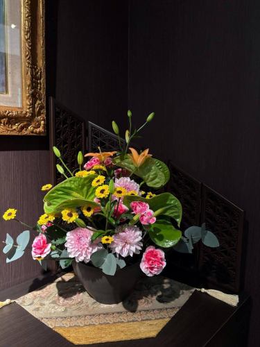 【別邸涵養荘の今週のお花💐】
お店を彩るお花たちです💐
プロデュースは小山生花店様にお願いしております!
いつもありがとうございます😊
先日より入口にある大久保鋳物が変わりました!
今年の干支「午」を展示しております。
https://souemon-imono.com/
『安田瓦花器MYK』Marumi Yasuda Kawara
木の暖かみと凛とした美しさを兼ね備え、 花に寄り添い支えます。
(丸三安田瓦工業オンラインストアより)
https://marumikawara.stores.jp/
ご来店お待ちしております^ ^
↓ご予約はオンライン予約がおすすめです!
https://seikoanbetteikanyoso.owst.jp/(ホットペッパー)
ご予約 お問い合わせは、
📞025-211-7703
プロフィールのリンクから
webサイトにアクセスできます!
🔍@seikoan_bettei_kanyoso
その他SNSやグルメサイトなど
詳細はこちらからご覧いただけます↓↓
https://lit.link/Qes1EGif55alyDCldOYLbnL3EXI3
(別邸涵養荘リットリンク)
【This week's flowers at Bettei Kanyoso 💐】
These are the flowers that decorate the store.💐
We ask Koyamaseikaten to produce it!
Thank you as always.😊
The Okubo Casting at the entrance has changed since the other day!
This year's zodiac sign "Wu" is on display.
https://souemon-imono.com/
"Yasuda Tile Flowerware MYK"Marumi Yasuda Kawara
It combines the warmth and dignified beauty of the tree, and supports the flowers.
(From the Marusan Yasuda Tile Industry Online Store)
https://marumikawara.stores.jp/
We look forward to your reservation.
↓Online reservations are recommended for reservations!
https://seikoanbetteikanyoso.owst.jp/(HOT PEPPER)
For reservations and inquiries,
📞025-211-7703
You can access the website from the profile link!
🔍@seikoan_bettei_kanyoso
You can see more details such as other SNS and gourmet sites here ↓↓
https://lit.link/Qes1EGif55alyDCldOYLbnL3EXI3(lit.link)
#別邸涵養荘 #大久保鋳物 #安田瓦 #泉田佑子 #新潟グランドホテル