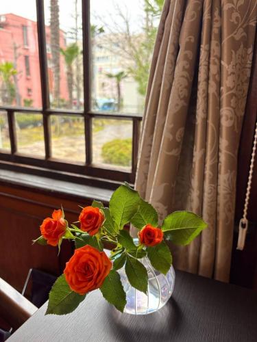 【別邸涵養荘の今週のお花💐】
お店を彩るお花たちです💐
プロデュースは小山生花店様にお願いしております!
いつもありがとうございます😊
先日より入口にある大久保鋳物が変わりました!
今年の干支「午」を展示しております。
https://souemon-imono.com/
『安田瓦花器MYK』Marumi Yasuda Kawara
木の暖かみと凛とした美しさを兼ね備え、 花に寄り添い支えます。
(丸三安田瓦工業オンラインストアより)
https://marumikawara.stores.jp/
ご来店お待ちしております^ ^
↓ご予約はオンライン予約がおすすめです!
https://seikoanbetteikanyoso.owst.jp/(ホットペッパー)
ご予約 お問い合わせは、
📞025-211-7703
プロフィールのリンクから
webサイトにアクセスできます!
🔍@seikoan_bettei_kanyoso
その他SNSやグルメサイトなど
詳細はこちらからご覧いただけます↓↓
https://lit.link/Qes1EGif55alyDCldOYLbnL3EXI3
(別邸涵養荘リットリンク)
【This week's flowers at Bettei Kanyoso 💐】
These are the flowers that decorate the store.💐
We ask Koyamaseikaten to produce it!
Thank you as always.😊
The Okubo Casting at the entrance has changed since the other day!
This year's zodiac sign "Wu" is on display.
https://souemon-imono.com/
"Yasuda Tile Flowerware MYK"Marumi Yasuda Kawara
It combines the warmth and dignified beauty of the tree, and supports the flowers.
(From the Marusan Yasuda Tile Industry Online Store)
https://marumikawara.stores.jp/
We look forward to your reservation.
↓Online reservations are recommended for reservations!
https://seikoanbetteikanyoso.owst.jp/(HOT PEPPER)
For reservations and inquiries,
📞025-211-7703
You can access the website from the profile link!
🔍@seikoan_bettei_kanyoso
You can see more details such as other SNS and gourmet sites here ↓↓
https://lit.link/Qes1EGif55alyDCldOYLbnL3EXI3(lit.link)
#別邸涵養荘 #大久保鋳物 #安田瓦 #泉田佑子 #新潟グランドホテル