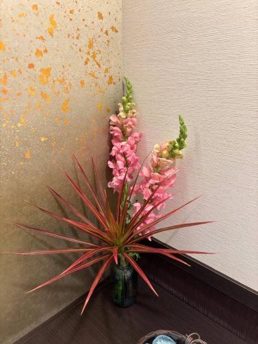 【別邸涵養荘の今週のお花💐】
お店を彩るお花たちです💐
プロデュースは小山生花店様にお願いしております!
いつもありがとうございます😊
先日より入口にある大久保鋳物が変わりました!
今年の干支「午」を展示しております。
https://souemon-imono.com/
『安田瓦花器MYK』Marumi Yasuda Kawara
木の暖かみと凛とした美しさを兼ね備え、 花に寄り添い支えます。
(丸三安田瓦工業オンラインストアより)
https://marumikawara.stores.jp/
ご来店お待ちしております^ ^
↓ご予約はオンライン予約がおすすめです!
https://seikoanbetteikanyoso.owst.jp/(ホットペッパー)
ご予約 お問い合わせは、
📞025-211-7703
プロフィールのリンクから
webサイトにアクセスできます!
🔍@seikoan_bettei_kanyoso
その他SNSやグルメサイトなど
詳細はこちらからご覧いただけます↓↓
https://lit.link/Qes1EGif55alyDCldOYLbnL3EXI3
(別邸涵養荘リットリンク)
【This week's flowers at Bettei Kanyoso 💐】
These are the flowers that decorate the store.💐
We ask Koyamaseikaten to produce it!
Thank you as always.😊
The Okubo Casting at the entrance has changed since the other day!
This year's zodiac sign "Wu" is on display.
https://souemon-imono.com/
"Yasuda Tile Flowerware MYK"Marumi Yasuda Kawara
It combines the warmth and dignified beauty of the tree, and supports the flowers.
(From the Marusan Yasuda Tile Industry Online Store)
https://marumikawara.stores.jp/
We look forward to your reservation.
↓Online reservations are recommended for reservations!
https://seikoanbetteikanyoso.owst.jp/(HOT PEPPER)
For reservations and inquiries,
📞025-211-7703
You can access the website from the profile link!
🔍@seikoan_bettei_kanyoso
You can see more details such as other SNS and gourmet sites here ↓↓
https://lit.link/Qes1EGif55alyDCldOYLbnL3EXI3(lit.link)
#別邸涵養荘 #大久保鋳物 #安田瓦 #泉田佑子 #新潟グランドホテル