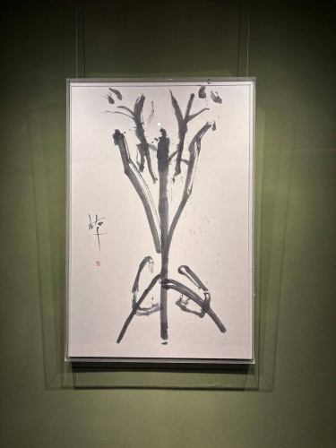【別邸涵養荘からのお知らせ】
先日、和室に展示しております掛軸の作品が変わりました!
新潟県加茂市出身の書家泉田佑子氏の作品でございます。
タイトル『聖火』
松明を表す象形文字をモチーフに、希望の火「聖火」を手渡す
「TOKYO2020 聖火リレー」の様子が表現されています。
書家泉田佑子氏もオリンピック聖火ランナーの一人でした。
当時は新型コロナウイルスが世界中を襲い開催が危ぶまれる中、
「情熱があれば、夢は叶う」という事を世界中の人々や、
特に2011年から関わってきた東日本大震災で被害にあった
子どもたちと共有するべく走りました。
(墨遊はちまき屋HPより参照)
https://hachimakiya.jp/
5年前の2021年6月に別邸涵養荘は開業しました。
今年で5周年を迎えます。
当時、泉田先生が別邸涵養荘に「聖火」を
持ってきてくださいました!
懐かしい思い出です♪
別邸涵養荘も5周年という節目の年です。
関わってくださるすべての方々に感謝し、
日々の営業を大切にしていきたいと思います!
ご来店の際はぜひご覧くださいませ!✨
泉田佑子氏HP↓
https://hachimakiya.jp/
プロフィールのリンクから
webサイトにアクセスできます!
🔍@seikoan_bettei_kanyoso
#泉田佑子#聖火 #掛軸 #別邸涵養荘 #新潟グランドホテル