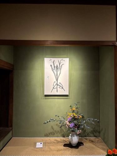 【別邸涵養荘からのお知らせ】
先日、和室に展示しております掛軸の作品が変わりました!
新潟県加茂市出身の書家泉田佑子氏の作品でございます。
タイトル『聖火』
松明を表す象形文字をモチーフに、希望の火「聖火」を手渡す
「TOKYO2020 聖火リレー」の様子が表現されています。
書家泉田佑子氏もオリンピック聖火ランナーの一人でした。
当時は新型コロナウイルスが世界中を襲い開催が危ぶまれる中、
「情熱があれば、夢は叶う」という事を世界中の人々や、
特に2011年から関わってきた東日本大震災で被害にあった
子どもたちと共有するべく走りました。
(墨遊はちまき屋HPより参照)
https://hachimakiya.jp/
5年前の2021年6月に別邸涵養荘は開業しました。
今年で5周年を迎えます。
当時、泉田先生が別邸涵養荘に「聖火」を
持ってきてくださいました!
懐かしい思い出です♪
別邸涵養荘も5周年という節目の年です。
関わってくださるすべての方々に感謝し、
日々の営業を大切にしていきたいと思います!
ご来店の際はぜひご覧くださいませ!✨
泉田佑子氏HP↓
https://hachimakiya.jp/
プロフィールのリンクから
webサイトにアクセスできます!
🔍@seikoan_bettei_kanyoso
#泉田佑子#聖火 #掛軸 #別邸涵養荘 #新潟グランドホテル