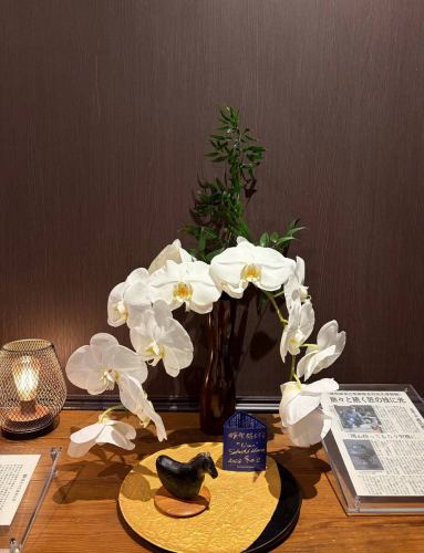 【別邸涵養荘の今週のお花💐】

お店を彩るお花たちです💐
プロデュースは小山生花店様にお願いしております！
いつもありがとうございます😊

先日より入口にある大久保鋳物が変わりました！
今年の干支「午」を展示しております。
https://souemon-imono.com/

『安田瓦花器MYK』Marumi Yasuda Kawara
木の暖かみと凛とした美しさを兼ね備え、 花に寄り添い支えます。
(丸三安田瓦工業オンラインストアより)
https://marumikawara.stores.jp/

ご来店お待ちしております^ ^

↓ご予約はオンライン予約がおすすめです！
https://seikoanbetteikanyoso.owst.jp/（ホットペッパー）

ご予約  お問い合わせは、
📞025-211-7703

プロフィールのリンクから
webサイトにアクセスできます！
🔍@seikoan_bettei_kanyoso

その他SNSやグルメサイトなど
詳細はこちらからご覧いただけます↓↓
https://lit.link/Qes1EGif55alyDCldOYLbnL3EXI3
(別邸涵養荘リットリンク)

【This week's flowers at Bettei Kanyoso 💐】

These are the flowers that decorate the store.💐
We ask Koyamaseikaten to produce it!
Thank you as always.😊

The Okubo Casting at the entrance has changed since the other day!
This year's zodiac sign "Wu" is on display.
https://souemon-imono.com/

"Yasuda Tile Flowerware MYK"Marumi Yasuda Kawara
It combines the warmth and dignified beauty of the tree, and supports the flowers.
(From the Marusan Yasuda Tile Industry Online Store)
https://marumikawara.stores.jp/

We look forward to your reservation.

↓Online reservations are recommended for reservations!
https://seikoanbetteikanyoso.owst.jp/(HOT PEPPER)

For reservations and inquiries,
📞025-211-7703

You can access the website from the profile link!
🔍@seikoan_bettei_kanyoso

You can see more details such as other SNS and gourmet sites here ↓↓
https://lit.link/Qes1EGif55alyDCldOYLbnL3EXI3(lit.link)

#別邸涵養荘 #大久保鋳物 #安田瓦 #泉田佑子 #新潟グランドホテル