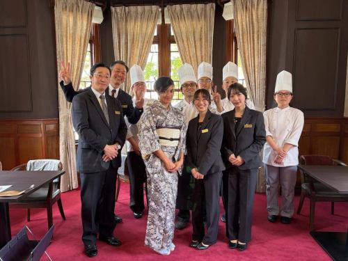 先日、モデルのローラさんがご来店くださいました！
誠にありがとうございます😊

お着物がとても素敵で、スタッフともお話ししてくださり
一同感激しております！
最後に一緒に写真も撮ってくださり本当にありがとうございました😊
またのお越しをお待ちしております♪

#ローラさんありがとう
#別邸涵養荘