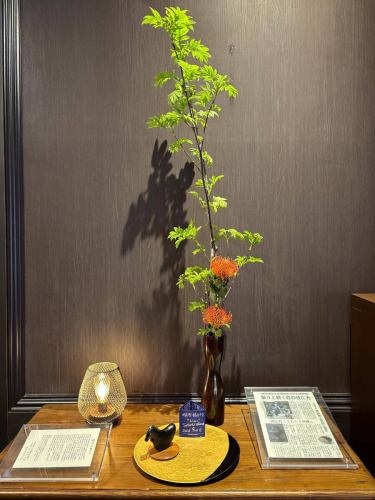 【別邸涵養荘の今週のお花💐】

お店を彩るお花たちです💐
プロデュースは小山生花店様にお願いしております！
いつもありがとうございます😊

先日より入口にある大久保鋳物が変わりました！
今年の干支「午」を展示しております。
https://souemon-imono.com/

『安田瓦花器MYK』Marumi Yasuda Kawara
木の暖かみと凛とした美しさを兼ね備え、 花に寄り添い支えます。
(丸三安田瓦工業オンラインストアより)
https://marumikawara.stores.jp/

ご来店お待ちしております^ ^

↓ご予約はオンライン予約がおすすめです！
https://seikoanbetteikanyoso.owst.jp/（ホットペッパー）

ご予約  お問い合わせは、
📞025-211-7703

プロフィールのリンクから
webサイトにアクセスできます！
🔍@seikoan_bettei_kanyoso

その他SNSやグルメサイトなど
詳細はこちらからご覧いただけます↓↓
https://lit.link/Qes1EGif55alyDCldOYLbnL3EXI3
(別邸涵養荘リットリンク)

【This week's flowers at Bettei Kanyoso 💐】

These are the flowers that decorate the store.💐
We ask Koyamaseikaten to produce it!
Thank you as always.😊

The Okubo Casting at the entrance has changed since the other day!
This year's zodiac sign "Wu" is on display.
https://souemon-imono.com/

"Yasuda Tile Flowerware MYK"Marumi Yasuda Kawara
It combines the warmth and dignified beauty of the tree, and supports the flowers.
(From the Marusan Yasuda Tile Industry Online Store)
https://marumikawara.stores.jp/

We look forward to your reservation.

↓Online reservations are recommended for reservations!
https://seikoanbetteikanyoso.owst.jp/(HOT PEPPER)

For reservations and inquiries,
📞025-211-7703

You can access the website from the profile link!
🔍@seikoan_bettei_kanyoso

You can see more details such as other SNS and gourmet sites here ↓↓
https://lit.link/Qes1EGif55alyDCldOYLbnL3EXI3(lit.link)

#別邸涵養荘 #大久保鋳物 #安田瓦 #泉田佑子 #新潟グランドホテル