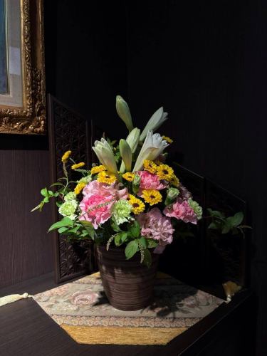 【별 저택 양장의 이번주의 꽃💐】

가게를 물들이는 꽃들입니다 💐
프로듀스는 코야마 생화점에 부탁드립니다!
항상 감사합니다 😊

요 전날부터 입구에있는 오오쿠보 주물이 바뀌 었습니다!
올해의 간지 「오」를 전시하고 있습니다.
https://souemon-imono.com/

『야스다 기와화기 MYK』 Marumi Yasuda Kawara
나무의 따뜻함과 늠름한 아름다움을 겸비하고, 꽃에 다가가 서포트합니다.
(마루 산야다 기와 공업 온라인 스토어에서)
https://marumikawara.stores.jp/

내점 기다리고 있습니다^^

↓ 예약은 온라인 예약을 추천합니다!
https://seikoanbetteikanyoso.owst.jp/(핫 페퍼)

예약 문의는,
📞025-211-7703

프로필 링크에서
웹 사이트에 액세스 할 수 있습니다!
🔍 @seikoan_bettei_kanyoso

기타 SNS와 미식가 사이트 등
자세한 것은 이쪽으로부터 보실 수 있습니다↓↓
https://lit.link/Qes1EGif55alyDCldOYLbnL3EXI3
(별 저택 양장 릿 링크)

【This week's flowers at Bettei Kanyoso 💐】

These are the flowers that decorate the store.💐
We ask Koyamaseikaten to produce it!
Thank you as always.😊

The Okubo Casting at the entrance has changed since the other day!
This year's zodiac sign "Wu" is on display.
https://souemon-imono.com/

"Yasuda Tile Flowerware MYK"Marumi Yasuda Kawara
It combines the warmth and dignified beauty of the tree, and supports the flowers.
(From the Marusan Yasuda Tile Industry Online Store)
https://marumikawara.stores.jp/

We look forward to your reservation.

↓Online reservations are recommended for reservations!
https://seikoanbetteikanyoso.owst.jp/(HOT PEPPER)

For reservations and inquiries,
📞025-211-7703

You can access the website from the profile link!
🔍 @seikoan_bettei_kanyoso

You can see more details such as other SNS and gourmet sites here ↓↓
https://lit.link/Qes1EGif55alyDCldOYLbnL3EXI3(lit.link)

# 별 저택 양장 # 오오쿠보 주물 # 야스다 기와 # 이즈미 유키코 #니가타 그랜드 호텔