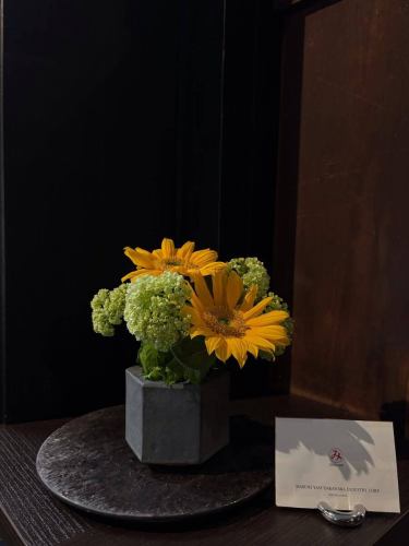 【별 저택 양장의 이번주의 꽃💐】

가게를 물들이는 꽃들입니다 💐
프로듀스는 코야마 생화점에 부탁드립니다!
항상 감사합니다 😊

요 전날부터 입구에있는 오오쿠보 주물이 바뀌 었습니다!
올해의 간지 「오」를 전시하고 있습니다.
https://souemon-imono.com/

『야스다 기와화기 MYK』 Marumi Yasuda Kawara
나무의 따뜻함과 늠름한 아름다움을 겸비하고, 꽃에 다가가 서포트합니다.
(마루 산야다 기와 공업 온라인 스토어에서)
https://marumikawara.stores.jp/

내점 기다리고 있습니다^^

↓ 예약은 온라인 예약을 추천합니다!
https://seikoanbetteikanyoso.owst.jp/(핫 페퍼)

예약 문의는,
📞025-211-7703

프로필 링크에서
웹 사이트에 액세스 할 수 있습니다!
🔍 @seikoan_bettei_kanyoso

기타 SNS와 미식가 사이트 등
자세한 것은 이쪽으로부터 보실 수 있습니다↓↓
https://lit.link/Qes1EGif55alyDCldOYLbnL3EXI3
(별 저택 양장 릿 링크)

【This week's flowers at Bettei Kanyoso 💐】

These are the flowers that decorate the store.💐
We ask Koyamaseikaten to produce it!
Thank you as always.😊

The Okubo Casting at the entrance has changed since the other day!
This year's zodiac sign "Wu" is on display.
https://souemon-imono.com/

"Yasuda Tile Flowerware MYK"Marumi Yasuda Kawara
It combines the warmth and dignified beauty of the tree, and supports the flowers.
(From the Marusan Yasuda Tile Industry Online Store)
https://marumikawara.stores.jp/

We look forward to your reservation.

↓Online reservations are recommended for reservations!
https://seikoanbetteikanyoso.owst.jp/(HOT PEPPER)

For reservations and inquiries,
📞025-211-7703

You can access the website from the profile link!
🔍 @seikoan_bettei_kanyoso

You can see more details such as other SNS and gourmet sites here ↓↓
https://lit.link/Qes1EGif55alyDCldOYLbnL3EXI3(lit.link)

# 별 저택 양장 # 오오쿠보 주물 # 야스다 기와 # 이즈미 유키코 #니가타 그랜드 호텔