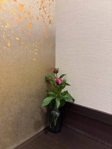 【별 저택 양장의 이번주의 꽃💐】

가게를 물들이는 꽃들입니다 💐
프로듀스는 코야마 생화점에 부탁드립니다!
항상 감사합니다 😊

요 전날부터 입구에있는 오오쿠보 주물이 바뀌 었습니다!
올해의 간지 「오」를 전시하고 있습니다.
https://souemon-imono.com/

『야스다 기와화기 MYK』 Marumi Yasuda Kawara
나무의 따뜻함과 늠름한 아름다움을 겸비하고, 꽃에 다가가 서포트합니다.
(마루 산야다 기와 공업 온라인 스토어에서)
https://marumikawara.stores.jp/

내점 기다리고 있습니다^^

↓ 예약은 온라인 예약을 추천합니다!
https://seikoanbetteikanyoso.owst.jp/(핫 페퍼)

예약 문의는,
📞025-211-7703

프로필 링크에서
웹 사이트에 액세스 할 수 있습니다!
🔍 @seikoan_bettei_kanyoso

기타 SNS와 미식가 사이트 등
자세한 것은 이쪽으로부터 보실 수 있습니다↓↓
https://lit.link/Qes1EGif55alyDCldOYLbnL3EXI3
(별 저택 양장 릿 링크)

【This week's flowers at Bettei Kanyoso 💐】

These are the flowers that decorate the store.💐
We ask Koyamaseikaten to produce it!
Thank you as always.😊

The Okubo Casting at the entrance has changed since the other day!
This year's zodiac sign "Wu" is on display.
https://souemon-imono.com/

"Yasuda Tile Flowerware MYK"Marumi Yasuda Kawara
It combines the warmth and dignified beauty of the tree, and supports the flowers.
(From the Marusan Yasuda Tile Industry Online Store)
https://marumikawara.stores.jp/

We look forward to your reservation.

↓Online reservations are recommended for reservations!
https://seikoanbetteikanyoso.owst.jp/(HOT PEPPER)

For reservations and inquiries,
📞025-211-7703

You can access the website from the profile link!
🔍 @seikoan_bettei_kanyoso

You can see more details such as other SNS and gourmet sites here ↓↓
https://lit.link/Qes1EGif55alyDCldOYLbnL3EXI3(lit.link)

# 별 저택 양장 # 오오쿠보 주물 # 야스다 기와 # 이즈미 유키코 #니가타 그랜드 호텔