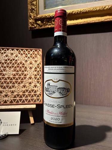 .
별저양양소~와인 소식~
샤토 샤스 스프린
Ch Chasse Spleen
무리 잔 메독
Moulis en Medoc
프랑스어로 "우울을 지불"의 의미의 샤토 샤스 스프린.1821년 이 샤토에 머물렀던 영국 시인 바이런이 명명했다고 합니다.등급 샤토 수준의 퀄리티로 알려져 오랜 기간에도 불구하고 아직 10 년 이상 숙성한 병도 겸손한 가격으로 맛볼 수있는 드문 존재입니다.
Chateau Chass Splein, which means "to get rid of sorrow" in French. It is said that it was named in 1821 by the British poet Byron who stayed in this chateau. Despite the fact that it has been known for a long time that it is of the same quality as a rated chateau, it is a rare existence that can still taste bottles that have been aged for more than 10 years at a modest price.
프로필 링크에서 웹 사이트에 액세스 할 수 있습니다!
🔍 @seikoan_bettei_kanyoso
예약 문의는,
📞025-211-7703
인터넷 예약은 여기에서
뜨거운 고추
https://seikoanbetteikanyoso.owst.jp/
#별 저택 양장 #니가타 음식 #니가타 점심 #니가타 저녁 #기념일 저녁