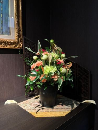 【別邸涵養荘の今週のお花💐】

晴れている日が続いていますね！☀️
今しか食べられない旬の食材とステーキを食べに
お越しくださいませ^ ^
別邸涵養荘は皆様のおかけでまもなく5周年を迎えます♪
感謝の気持ちを込めて期間限定で特別コースをご用意しております！
ぜひこの機会にご利用ください！

お店を彩るお花たちです💐
プロデュースは小山生花店様にお願いしております！
いつもありがとうございます😊

先日より入口にある大久保鋳物が変わりました！
今年の干支「午」を展示しております。
https://souemon-imono.com/

『安田瓦花器MYK』Marumi Yasuda Kawara
木の暖かみと凛とした美しさを兼ね備え、 花に寄り添い支えます。
(丸三安田瓦工業オンラインストアより)
https://marumikawara.stores.jp/

ご来店お待ちしております^ ^

↓ご予約はオンライン予約がおすすめです！
https://seikoanbetteikanyoso.owst.jp/（ホットペッパー）

ご予約  お問い合わせは、
📞025-211-7703

プロフィールのリンクから
webサイトにアクセスできます！
🔍@seikoan_bettei_kanyoso

その他SNSやグルメサイトなど
詳細はこちらからご覧いただけます↓↓
https://lit.link/Qes1EGif55alyDCldOYLbnL3EXI3
(別邸涵養荘リットリンク)

【This week's flowers at Bettei Kanyoso 💐】

These are the flowers that decorate the store.💐
We ask Koyamaseikaten to produce it!
Thank you as always.😊

The Okubo Casting at the entrance has changed since the other day!
This year's zodiac sign "Wu" is on display.
https://souemon-imono.com/

"Yasuda Tile Flowerware MYK"Marumi Yasuda Kawara
It combines the warmth and dignified beauty of the tree, and supports the flowers.
(From the Marusan Yasuda Tile Industry Online Store)
https://marumikawara.stores.jp/

We look forward to your reservation.

↓Online reservations are recommended for reservations!
https://seikoanbetteikanyoso.owst.jp/(HOT PEPPER)

For reservations and inquiries,
📞025-211-7703

You can access the website from the profile link!
🔍@seikoan_bettei_kanyoso

You can see more details such as other SNS and gourmet sites here ↓↓
https://lit.link/Qes1EGif55alyDCldOYLbnL3EXI3(lit.link)

#別邸涵養荘 #大久保鋳物 #安田瓦 #泉田佑子 #新潟グランドホテル