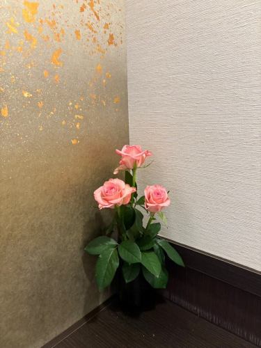 【別邸涵養荘の今週のお花💐】

晴れている日が続いていますね！☀️
今しか食べられない旬の食材とステーキを食べに
お越しくださいませ^ ^
別邸涵養荘は皆様のおかけでまもなく5周年を迎えます♪
感謝の気持ちを込めて期間限定で特別コースをご用意しております！
ぜひこの機会にご利用ください！

お店を彩るお花たちです💐
プロデュースは小山生花店様にお願いしております！
いつもありがとうございます😊

先日より入口にある大久保鋳物が変わりました！
今年の干支「午」を展示しております。
https://souemon-imono.com/

『安田瓦花器MYK』Marumi Yasuda Kawara
木の暖かみと凛とした美しさを兼ね備え、 花に寄り添い支えます。
(丸三安田瓦工業オンラインストアより)
https://marumikawara.stores.jp/

ご来店お待ちしております^ ^

↓ご予約はオンライン予約がおすすめです！
https://seikoanbetteikanyoso.owst.jp/（ホットペッパー）

ご予約  お問い合わせは、
📞025-211-7703

プロフィールのリンクから
webサイトにアクセスできます！
🔍@seikoan_bettei_kanyoso

その他SNSやグルメサイトなど
詳細はこちらからご覧いただけます↓↓
https://lit.link/Qes1EGif55alyDCldOYLbnL3EXI3
(別邸涵養荘リットリンク)

【This week's flowers at Bettei Kanyoso 💐】

These are the flowers that decorate the store.💐
We ask Koyamaseikaten to produce it!
Thank you as always.😊

The Okubo Casting at the entrance has changed since the other day!
This year's zodiac sign "Wu" is on display.
https://souemon-imono.com/

"Yasuda Tile Flowerware MYK"Marumi Yasuda Kawara
It combines the warmth and dignified beauty of the tree, and supports the flowers.
(From the Marusan Yasuda Tile Industry Online Store)
https://marumikawara.stores.jp/

We look forward to your reservation.

↓Online reservations are recommended for reservations!
https://seikoanbetteikanyoso.owst.jp/(HOT PEPPER)

For reservations and inquiries,
📞025-211-7703

You can access the website from the profile link!
🔍@seikoan_bettei_kanyoso

You can see more details such as other SNS and gourmet sites here ↓↓
https://lit.link/Qes1EGif55alyDCldOYLbnL3EXI3(lit.link)

#別邸涵養荘 #大久保鋳物 #安田瓦 #泉田佑子 #新潟グランドホテル