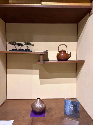【玉川堂　展示作品　第12弾】
和室に展示してある玉川堂様の「鎚起銅器」の展示品が
先日より変更しております！
詳しくはスタッフにお声がけください！

1816年創業の玉川堂様は新潟県燕市に本店を構え、銅板を金鎚と当て金を用いて加工する「鎚起銅器」を製造しています。文化庁『選択無形文化財』、新潟県『無形文化財』に指定されています。

「追記銅器」とは。
約200種類ずつある金槌と当て金（あてがね）を用いて銅板を一定の形につくりあげ、その後酸化反応を用いた着色を施します。着色の工程により様々な色を表現することができ、また同じ色であっても個体によって微妙に風合いが異なります。

①『水注　牡丹彫刻』　
　明治期の水注を復刻しました。

②『ドライ盆栽』
　枯れてしまった盆栽にプリザーブド処理を施した葉を
　しつらえたアートです。

③『玉川宣夫　木目金花瓶』
　人間国宝　玉川宣夫氏制作の花瓶です。
　この木目金と呼ばれる技法で2010年に
　人間国宝に認定されました。

購入も可能でございます！
詳しくはスタッフにお声がけください！
ぜひご来店の際はご覧ください^ ^

↓ご予約はオンライン予約がおすすめです！
https://seikoanbetteikanyoso.owst.jp/（ホットペッパー）

ご予約  お問い合わせは、
📞025-211-7703

プロフィールのリンクから
webサイトにアクセスできます！
🔍@seikoan_bettei_kanyoso

その他SNSやグルメサイトなど
詳細はこちらからご覧いただけます↓↓
https://lit.link/Qes1EGif55alyDCldOYLbnL3EXI3
(別邸涵養荘リットリンク)

#玉川堂 #燕三条 #鎚起銅器 #追記銅器 #別邸涵養荘