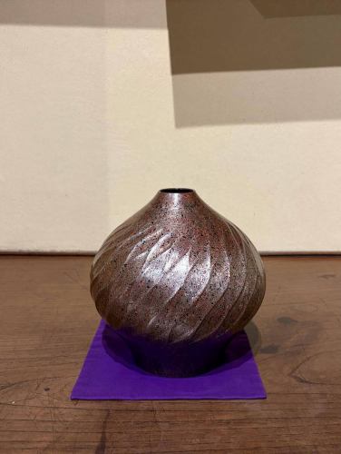 【玉川堂　展示作品　第12弾】
和室に展示してある玉川堂様の「鎚起銅器」の展示品が
先日より変更しております！
詳しくはスタッフにお声がけください！

1816年創業の玉川堂様は新潟県燕市に本店を構え、銅板を金鎚と当て金を用いて加工する「鎚起銅器」を製造しています。文化庁『選択無形文化財』、新潟県『無形文化財』に指定されています。

「追記銅器」とは。
約200種類ずつある金槌と当て金（あてがね）を用いて銅板を一定の形につくりあげ、その後酸化反応を用いた着色を施します。着色の工程により様々な色を表現することができ、また同じ色であっても個体によって微妙に風合いが異なります。

①『水注　牡丹彫刻』　
　明治期の水注を復刻しました。

②『ドライ盆栽』
　枯れてしまった盆栽にプリザーブド処理を施した葉を
　しつらえたアートです。

③『玉川宣夫　木目金花瓶』
　人間国宝　玉川宣夫氏制作の花瓶です。
　この木目金と呼ばれる技法で2010年に
　人間国宝に認定されました。

購入も可能でございます！
詳しくはスタッフにお声がけください！
ぜひご来店の際はご覧ください^ ^

↓ご予約はオンライン予約がおすすめです！
https://seikoanbetteikanyoso.owst.jp/（ホットペッパー）

ご予約  お問い合わせは、
📞025-211-7703

プロフィールのリンクから
webサイトにアクセスできます！
🔍@seikoan_bettei_kanyoso

その他SNSやグルメサイトなど
詳細はこちらからご覧いただけます↓↓
https://lit.link/Qes1EGif55alyDCldOYLbnL3EXI3
(別邸涵養荘リットリンク)

#玉川堂 #燕三条 #鎚起銅器 #追記銅器 #別邸涵養荘