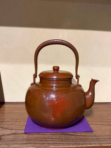 【玉川堂　展示作品　第12弾】
和室に展示してある玉川堂様の「鎚起銅器」の展示品が
先日より変更しております！
詳しくはスタッフにお声がけください！

1816年創業の玉川堂様は新潟県燕市に本店を構え、銅板を金鎚と当て金を用いて加工する「鎚起銅器」を製造しています。文化庁『選択無形文化財』、新潟県『無形文化財』に指定されています。

「追記銅器」とは。
約200種類ずつある金槌と当て金（あてがね）を用いて銅板を一定の形につくりあげ、その後酸化反応を用いた着色を施します。着色の工程により様々な色を表現することができ、また同じ色であっても個体によって微妙に風合いが異なります。

①『水注　牡丹彫刻』　
　明治期の水注を復刻しました。

②『ドライ盆栽』
　枯れてしまった盆栽にプリザーブド処理を施した葉を
　しつらえたアートです。

③『玉川宣夫　木目金花瓶』
　人間国宝　玉川宣夫氏制作の花瓶です。
　この木目金と呼ばれる技法で2010年に
　人間国宝に認定されました。

購入も可能でございます！
詳しくはスタッフにお声がけください！
ぜひご来店の際はご覧ください^ ^

↓ご予約はオンライン予約がおすすめです！
https://seikoanbetteikanyoso.owst.jp/（ホットペッパー）

ご予約  お問い合わせは、
📞025-211-7703

プロフィールのリンクから
webサイトにアクセスできます！
🔍@seikoan_bettei_kanyoso

その他SNSやグルメサイトなど
詳細はこちらからご覧いただけます↓↓
https://lit.link/Qes1EGif55alyDCldOYLbnL3EXI3
(別邸涵養荘リットリンク)

#玉川堂 #燕三条 #鎚起銅器 #追記銅器 #別邸涵養荘