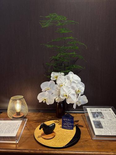【別邸涵養荘の今週のお花💐】

開業5周年のお祝いのお花やメッセージ、誠にありがとうございます！
また日頃より当店をご利用いただいている皆さまにも厚く御礼申し上げます。
本日からも初心を忘れず、より良いレストランを目指し日々誠実に営業してまいります。

お店を彩るお花たちです💐
プロデュースは小山生花店様にお願いしています！
いつもありがとうございます😊

入口にある大久保鋳物は、
今年の干支「午」を展示しております。
https://souemon-imono.com/

『安田瓦花器MYK』Marumi Yasuda Kawara
木の暖かみと凛とした美しさを兼ね備え、 花に寄り添い支えます。
(丸三安田瓦工業オンラインストアより)
https://marumikawara.stores.jp/

今週も皆様のご来店をお待ちしております^ ^

↓ご予約はオンライン予約がおすすめです！
https://seikoanbetteikanyoso.owst.jp/（ホットペッパー）

ご予約  お問い合わせは、
📞025-211-7703

プロフィールのリンクから
webサイトにアクセスできます！
🔍@seikoan_bettei_kanyoso

その他SNSやグルメサイトなど
詳細はこちらからご覧いただけます↓↓
https://lit.link/Qes1EGif55alyDCldOYLbnL3EXI3
(別邸涵養荘リットリンク)

【This week's flowers at Bettei Kanyoso 💐】

These are the flowers that decorate the store.💐
We ask Koyamaseikaten to produce it!
Thank you as always.😊

The Okubo Casting at the entrance.
This year's zodiac sign "Wu" is on display.
https://souemon-imono.com/

"Yasuda Tile Flowerware MYK"Marumi Yasuda Kawara
It combines the warmth and dignified beauty of the tree, and supports the flowers.
(From the Marusan Yasuda Tile Industry Online Store)
https://marumikawara.stores.jp/

We look forward to your reservation.

↓Online reservations are recommended for reservations!
https://seikoanbetteikanyoso.owst.jp/(HOT PEPPER)

For reservations and inquiries,
📞025-211-7703

You can access the website from the profile link!
🔍@seikoan_bettei_kanyoso

You can see more details such as other SNS and gourmet sites here ↓↓
https://lit.link/Qes1EGif55alyDCldOYLbnL3EXI3(lit.link)

#別邸涵養荘 #大久保鋳物 #安田瓦 #泉田佑子 #新潟グランドホテル