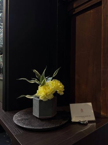 【別邸涵養荘の今週のお花💐】

開業5周年のお祝いのお花やメッセージ、誠にありがとうございます！
また日頃より当店をご利用いただいている皆さまにも厚く御礼申し上げます。
本日からも初心を忘れず、より良いレストランを目指し日々誠実に営業してまいります。

お店を彩るお花たちです💐
プロデュースは小山生花店様にお願いしています！
いつもありがとうございます😊

入口にある大久保鋳物は、
今年の干支「午」を展示しております。
https://souemon-imono.com/

『安田瓦花器MYK』Marumi Yasuda Kawara
木の暖かみと凛とした美しさを兼ね備え、 花に寄り添い支えます。
(丸三安田瓦工業オンラインストアより)
https://marumikawara.stores.jp/

今週も皆様のご来店をお待ちしております^ ^

↓ご予約はオンライン予約がおすすめです！
https://seikoanbetteikanyoso.owst.jp/（ホットペッパー）

ご予約  お問い合わせは、
📞025-211-7703

プロフィールのリンクから
webサイトにアクセスできます！
🔍@seikoan_bettei_kanyoso

その他SNSやグルメサイトなど
詳細はこちらからご覧いただけます↓↓
https://lit.link/Qes1EGif55alyDCldOYLbnL3EXI3
(別邸涵養荘リットリンク)

【This week's flowers at Bettei Kanyoso 💐】

These are the flowers that decorate the store.💐
We ask Koyamaseikaten to produce it!
Thank you as always.😊

The Okubo Casting at the entrance.
This year's zodiac sign "Wu" is on display.
https://souemon-imono.com/

"Yasuda Tile Flowerware MYK"Marumi Yasuda Kawara
It combines the warmth and dignified beauty of the tree, and supports the flowers.
(From the Marusan Yasuda Tile Industry Online Store)
https://marumikawara.stores.jp/

We look forward to your reservation.

↓Online reservations are recommended for reservations!
https://seikoanbetteikanyoso.owst.jp/(HOT PEPPER)

For reservations and inquiries,
📞025-211-7703

You can access the website from the profile link!
🔍@seikoan_bettei_kanyoso

You can see more details such as other SNS and gourmet sites here ↓↓
https://lit.link/Qes1EGif55alyDCldOYLbnL3EXI3(lit.link)

#別邸涵養荘 #大久保鋳物 #安田瓦 #泉田佑子 #新潟グランドホテル