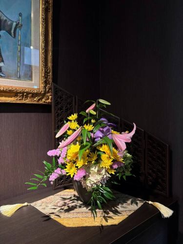 【別邸涵養荘の今週のお花💐】

開業5周年のお祝いのお花やメッセージ、誠にありがとうございます！
また日頃より当店をご利用いただいている皆さまにも厚く御礼申し上げます。
本日からも初心を忘れず、より良いレストランを目指し日々誠実に営業してまいります。

お店を彩るお花たちです💐
プロデュースは小山生花店様にお願いしています！
いつもありがとうございます😊

入口にある大久保鋳物は、
今年の干支「午」を展示しております。
https://souemon-imono.com/

『安田瓦花器MYK』Marumi Yasuda Kawara
木の暖かみと凛とした美しさを兼ね備え、 花に寄り添い支えます。
(丸三安田瓦工業オンラインストアより)
https://marumikawara.stores.jp/

今週も皆様のご来店をお待ちしております^ ^

↓ご予約はオンライン予約がおすすめです！
https://seikoanbetteikanyoso.owst.jp/（ホットペッパー）

ご予約  お問い合わせは、
📞025-211-7703

プロフィールのリンクから
webサイトにアクセスできます！
🔍@seikoan_bettei_kanyoso

その他SNSやグルメサイトなど
詳細はこちらからご覧いただけます↓↓
https://lit.link/Qes1EGif55alyDCldOYLbnL3EXI3
(別邸涵養荘リットリンク)

【This week's flowers at Bettei Kanyoso 💐】

These are the flowers that decorate the store.💐
We ask Koyamaseikaten to produce it!
Thank you as always.😊

The Okubo Casting at the entrance.
This year's zodiac sign "Wu" is on display.
https://souemon-imono.com/

"Yasuda Tile Flowerware MYK"Marumi Yasuda Kawara
It combines the warmth and dignified beauty of the tree, and supports the flowers.
(From the Marusan Yasuda Tile Industry Online Store)
https://marumikawara.stores.jp/

We look forward to your reservation.

↓Online reservations are recommended for reservations!
https://seikoanbetteikanyoso.owst.jp/(HOT PEPPER)

For reservations and inquiries,
📞025-211-7703

You can access the website from the profile link!
🔍@seikoan_bettei_kanyoso

You can see more details such as other SNS and gourmet sites here ↓↓
https://lit.link/Qes1EGif55alyDCldOYLbnL3EXI3(lit.link)

#別邸涵養荘 #大久保鋳物 #安田瓦 #泉田佑子 #新潟グランドホテル