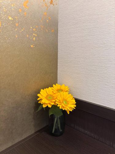 【別邸涵養荘の今週のお花💐】

開業5周年のお祝いのお花やメッセージ、誠にありがとうございます！
また日頃より当店をご利用いただいている皆さまにも厚く御礼申し上げます。
本日からも初心を忘れず、より良いレストランを目指し日々誠実に営業してまいります。

お店を彩るお花たちです💐
プロデュースは小山生花店様にお願いしています！
いつもありがとうございます😊

入口にある大久保鋳物は、
今年の干支「午」を展示しております。
https://souemon-imono.com/

『安田瓦花器MYK』Marumi Yasuda Kawara
木の暖かみと凛とした美しさを兼ね備え、 花に寄り添い支えます。
(丸三安田瓦工業オンラインストアより)
https://marumikawara.stores.jp/

今週も皆様のご来店をお待ちしております^ ^

↓ご予約はオンライン予約がおすすめです！
https://seikoanbetteikanyoso.owst.jp/（ホットペッパー）

ご予約  お問い合わせは、
📞025-211-7703

プロフィールのリンクから
webサイトにアクセスできます！
🔍@seikoan_bettei_kanyoso

その他SNSやグルメサイトなど
詳細はこちらからご覧いただけます↓↓
https://lit.link/Qes1EGif55alyDCldOYLbnL3EXI3
(別邸涵養荘リットリンク)

【This week's flowers at Bettei Kanyoso 💐】

These are the flowers that decorate the store.💐
We ask Koyamaseikaten to produce it!
Thank you as always.😊

The Okubo Casting at the entrance.
This year's zodiac sign "Wu" is on display.
https://souemon-imono.com/

"Yasuda Tile Flowerware MYK"Marumi Yasuda Kawara
It combines the warmth and dignified beauty of the tree, and supports the flowers.
(From the Marusan Yasuda Tile Industry Online Store)
https://marumikawara.stores.jp/

We look forward to your reservation.

↓Online reservations are recommended for reservations!
https://seikoanbetteikanyoso.owst.jp/(HOT PEPPER)

For reservations and inquiries,
📞025-211-7703

You can access the website from the profile link!
🔍@seikoan_bettei_kanyoso

You can see more details such as other SNS and gourmet sites here ↓↓
https://lit.link/Qes1EGif55alyDCldOYLbnL3EXI3(lit.link)

#別邸涵養荘 #大久保鋳物 #安田瓦 #泉田佑子 #新潟グランドホテル