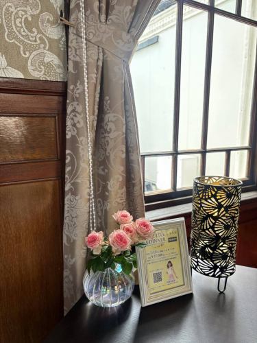 【別邸涵養荘の今週のお花💐】

開業5周年のお祝いのお花やメッセージ、誠にありがとうございます！
また日頃より当店をご利用いただいている皆さまにも厚く御礼申し上げます。
本日からも初心を忘れず、より良いレストランを目指し日々誠実に営業してまいります。

お店を彩るお花たちです💐
プロデュースは小山生花店様にお願いしています！
いつもありがとうございます😊

入口にある大久保鋳物は、
今年の干支「午」を展示しております。
https://souemon-imono.com/

『安田瓦花器MYK』Marumi Yasuda Kawara
木の暖かみと凛とした美しさを兼ね備え、 花に寄り添い支えます。
(丸三安田瓦工業オンラインストアより)
https://marumikawara.stores.jp/

今週も皆様のご来店をお待ちしております^ ^

↓ご予約はオンライン予約がおすすめです！
https://seikoanbetteikanyoso.owst.jp/（ホットペッパー）

ご予約  お問い合わせは、
📞025-211-7703

プロフィールのリンクから
webサイトにアクセスできます！
🔍@seikoan_bettei_kanyoso

その他SNSやグルメサイトなど
詳細はこちらからご覧いただけます↓↓
https://lit.link/Qes1EGif55alyDCldOYLbnL3EXI3
(別邸涵養荘リットリンク)

【This week's flowers at Bettei Kanyoso 💐】

These are the flowers that decorate the store.💐
We ask Koyamaseikaten to produce it!
Thank you as always.😊

The Okubo Casting at the entrance.
This year's zodiac sign "Wu" is on display.
https://souemon-imono.com/

"Yasuda Tile Flowerware MYK"Marumi Yasuda Kawara
It combines the warmth and dignified beauty of the tree, and supports the flowers.
(From the Marusan Yasuda Tile Industry Online Store)
https://marumikawara.stores.jp/

We look forward to your reservation.

↓Online reservations are recommended for reservations!
https://seikoanbetteikanyoso.owst.jp/(HOT PEPPER)

For reservations and inquiries,
📞025-211-7703

You can access the website from the profile link!
🔍@seikoan_bettei_kanyoso

You can see more details such as other SNS and gourmet sites here ↓↓
https://lit.link/Qes1EGif55alyDCldOYLbnL3EXI3(lit.link)

#別邸涵養荘 #大久保鋳物 #安田瓦 #泉田佑子 #新潟グランドホテル