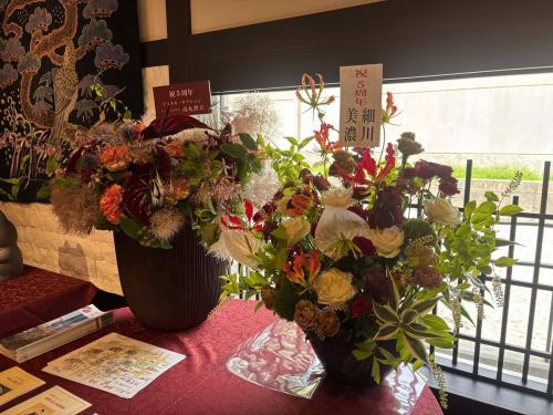 .
㊗️開業5周年

細川様、美濃様より
お祝いのお花をいただきました！
ありがとうございます✨

………………………………………………………………………………
皆様のおかげで本日
6月1日で5周年を迎えました
………………………………………………………………………………

今後とも別邸涵養荘およびスタッフをよろしくお願いいたします。

↓ご予約はオンライン予約がおすすめです！
https://seikoanbetteikanyoso.owst.jp/（ホットペッパー）

ご予約  お問い合わせは、
📞025-211-7703

プロフィールのリンクから
webサイトにアクセスできます！
🔍@seikoan_bettei_kanyoso

その他SNSやグルメサイトなど
詳細はこちらからご覧いただけます↓↓
https://lit.link/Qes1EGif55alyDCldOYLbnL3EXI3
(別邸涵養荘リットリンク)

#別邸涵養荘 #開業5周年 #5周年 #新潟グランドホテル