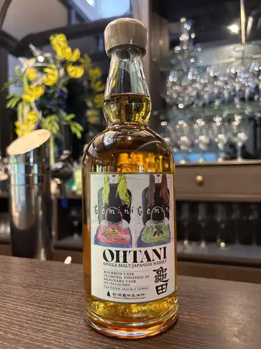 .
【新潟発 クラフトウィスキー】
本日ご紹介するウィスキーは
新潟亀田蒸溜所が手がける「OHTANI WHISKY Zodiac Sign Series『Gemini』(ジェミニ)」は、ふたご座の二面性をテーマにした限定シングルモルトウイスキーです。バーボン樽とオロロソシェリー樽原酒をブレンドし、ミズナラ樽で仕上げたアルコール度数50度の華やかで複雑な味わいが特徴です。
"OHTANI WHISKY Zodiac Sign Series "Gemini" (Gemini)" by Niigata Kameda Distillery is a limited single malt whiskey with the theme of the two-sidedness of Gemini. It is characterized by a gorgeous and complex taste with an alcohol content of 50 degrees, which is a blend of bourbon barrels and ororoso sherry barrels and finished with a Mizunara barrel.
ご予約 お問い合わせは、
📞025-211-7703
#別邸涵養荘 #新潟グルメ #新潟ランチ #新潟ディナー #新潟ウィスキー