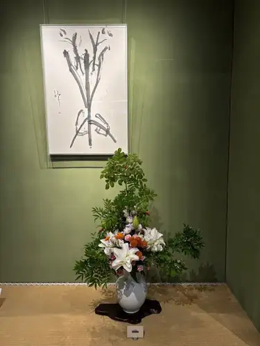 梅雨に入りましたね☂️
雨が降るとお庭の木々たちがより一層、緑がよく映えます!
ぜひご覧ください^ ^
【別邸涵養荘の今週のお花💐】
お店を彩るお花たちです💐
プロデュースは小山生花店様にお願いしております!
いつもありがとうございます😊
先日より入口にある大久保鋳物が変わりました!
今年の干支「午」を展示しております。
https://souemon-imono.com/
『安田瓦花器MYK』Marumi Yasuda Kawara
木の暖かみと凛とした美しさを兼ね備え、 花に寄り添い支えます。
(丸三安田瓦工業オンラインストアより)
https://marumikawara.stores.jp/
ご来店お待ちしております^ ^
↓ご予約はオンライン予約がおすすめです!
https://seikoanbetteikanyoso.owst.jp/(ホットペッパー)
ご予約 お問い合わせは、
📞025-211-7703
プロフィールのリンクから
webサイトにアクセスできます!
🔍@seikoan_bettei_kanyoso
その他SNSやグルメサイトなど
詳細はこちらからご覧いただけます↓↓
https://lit.link/Qes1EGif55alyDCldOYLbnL3EXI3
(別邸涵養荘リットリンク)
【This week's flowers at Bettei Kanyoso 💐】
These are the flowers that decorate the store.💐
We ask Koyamaseikaten to produce it!
Thank you as always.😊
The Okubo Casting at the entrance has changed since the other day!
This year's zodiac sign "Wu" is on display.
https://souemon-imono.com/
"Yasuda Tile Flowerware MYK"Marumi Yasuda Kawara
It combines the warmth and dignified beauty of the tree, and supports the flowers.
(From the Marusan Yasuda Tile Industry Online Store)
https://marumikawara.stores.jp/
We look forward to your reservation.
↓Online reservations are recommended for reservations!
https://seikoanbetteikanyoso.owst.jp/(HOT PEPPER)
For reservations and inquiries,
📞025-211-7703
You can access the website from the profile link!
🔍@seikoan_bettei_kanyoso
You can see more details such as other SNS and gourmet sites here ↓↓
https://lit.link/Qes1EGif55alyDCldOYLbnL3EXI3(lit.link)
#別邸涵養荘 #大久保鋳物 #安田瓦 #泉田佑子 #新潟グランドホテル