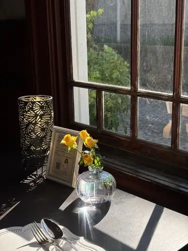 梅雨に入りましたね☂️
雨が降るとお庭の木々たちがより一層、緑がよく映えます!
ぜひご覧ください^ ^
【別邸涵養荘の今週のお花💐】
お店を彩るお花たちです💐
プロデュースは小山生花店様にお願いしております!
いつもありがとうございます😊
先日より入口にある大久保鋳物が変わりました!
今年の干支「午」を展示しております。
https://souemon-imono.com/
『安田瓦花器MYK』Marumi Yasuda Kawara
木の暖かみと凛とした美しさを兼ね備え、 花に寄り添い支えます。
(丸三安田瓦工業オンラインストアより)
https://marumikawara.stores.jp/
ご来店お待ちしております^ ^
↓ご予約はオンライン予約がおすすめです!
https://seikoanbetteikanyoso.owst.jp/(ホットペッパー)
ご予約 お問い合わせは、
📞025-211-7703
プロフィールのリンクから
webサイトにアクセスできます!
🔍@seikoan_bettei_kanyoso
その他SNSやグルメサイトなど
詳細はこちらからご覧いただけます↓↓
https://lit.link/Qes1EGif55alyDCldOYLbnL3EXI3
(別邸涵養荘リットリンク)
【This week's flowers at Bettei Kanyoso 💐】
These are the flowers that decorate the store.💐
We ask Koyamaseikaten to produce it!
Thank you as always.😊
The Okubo Casting at the entrance has changed since the other day!
This year's zodiac sign "Wu" is on display.
https://souemon-imono.com/
"Yasuda Tile Flowerware MYK"Marumi Yasuda Kawara
It combines the warmth and dignified beauty of the tree, and supports the flowers.
(From the Marusan Yasuda Tile Industry Online Store)
https://marumikawara.stores.jp/
We look forward to your reservation.
↓Online reservations are recommended for reservations!
https://seikoanbetteikanyoso.owst.jp/(HOT PEPPER)
For reservations and inquiries,
📞025-211-7703
You can access the website from the profile link!
🔍@seikoan_bettei_kanyoso
You can see more details such as other SNS and gourmet sites here ↓↓
https://lit.link/Qes1EGif55alyDCldOYLbnL3EXI3(lit.link)
#別邸涵養荘 #大久保鋳物 #安田瓦 #泉田佑子 #新潟グランドホテル