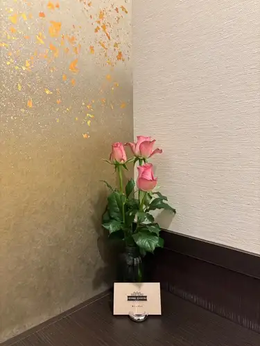梅雨に入りましたね☂️
雨が降るとお庭の木々たちがより一層、緑がよく映えます!
ぜひご覧ください^ ^
【別邸涵養荘の今週のお花💐】
お店を彩るお花たちです💐
プロデュースは小山生花店様にお願いしております!
いつもありがとうございます😊
先日より入口にある大久保鋳物が変わりました!
今年の干支「午」を展示しております。
https://souemon-imono.com/
『安田瓦花器MYK』Marumi Yasuda Kawara
木の暖かみと凛とした美しさを兼ね備え、 花に寄り添い支えます。
(丸三安田瓦工業オンラインストアより)
https://marumikawara.stores.jp/
ご来店お待ちしております^ ^
↓ご予約はオンライン予約がおすすめです!
https://seikoanbetteikanyoso.owst.jp/(ホットペッパー)
ご予約 お問い合わせは、
📞025-211-7703
プロフィールのリンクから
webサイトにアクセスできます!
🔍@seikoan_bettei_kanyoso
その他SNSやグルメサイトなど
詳細はこちらからご覧いただけます↓↓
https://lit.link/Qes1EGif55alyDCldOYLbnL3EXI3
(別邸涵養荘リットリンク)
【This week's flowers at Bettei Kanyoso 💐】
These are the flowers that decorate the store.💐
We ask Koyamaseikaten to produce it!
Thank you as always.😊
The Okubo Casting at the entrance has changed since the other day!
This year's zodiac sign "Wu" is on display.
https://souemon-imono.com/
"Yasuda Tile Flowerware MYK"Marumi Yasuda Kawara
It combines the warmth and dignified beauty of the tree, and supports the flowers.
(From the Marusan Yasuda Tile Industry Online Store)
https://marumikawara.stores.jp/
We look forward to your reservation.
↓Online reservations are recommended for reservations!
https://seikoanbetteikanyoso.owst.jp/(HOT PEPPER)
For reservations and inquiries,
📞025-211-7703
You can access the website from the profile link!
🔍@seikoan_bettei_kanyoso
You can see more details such as other SNS and gourmet sites here ↓↓
https://lit.link/Qes1EGif55alyDCldOYLbnL3EXI3(lit.link)
#別邸涵養荘 #大久保鋳物 #安田瓦 #泉田佑子 #新潟グランドホテル