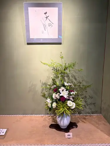 【別邸涵養荘の今週のお花💐】
お店を彩るお花たちです💐
プロデュースは小山生花店様にお願いしております!
いつもありがとうございます😊
先日より入口にある大久保鋳物が変わりました!
今年の干支「午」を展示しております。
https://souemon-imono.com/
『安田瓦花器MYK』Marumi Yasuda Kawara
木の暖かみと凛とした美しさを兼ね備え、 花に寄り添い支えます。
(丸三安田瓦工業オンラインストアより)
https://marumikawara.stores.jp/
ご来店お待ちしております^ ^
↓ご予約はオンライン予約がおすすめです!
https://seikoanbetteikanyoso.owst.jp/(ホットペッパー)
ご予約 お問い合わせは、
📞025-211-7703
プロフィールのリンクから
webサイトにアクセスできます!
🔍@seikoan_bettei_kanyoso
その他SNSやグルメサイトなど
詳細はこちらからご覧いただけます↓↓
https://lit.link/Qes1EGif55alyDCldOYLbnL3EXI3
(別邸涵養荘リットリンク)
【This week’s flowers at Bettei Kanyoso 💐】
These are the flowers that decorate the store.💐
We ask Koyamaseikaten to produce it!
Thank you as always.😊
The Okubo Casting at the entrance has changed since the other day!
This year’s zodiac sign “Wu” is on display.
https://souemon-imono.com/
“Yasuda Tile Flowerware MYK”Marumi Yasuda Kawara
It combines the warmth and dignified beauty of the tree, and supports the flowers.
(From the Marusan Yasuda Tile Industry Online Store)
https://marumikawara.stores.jp/
We look forward to your reservation.
↓Online reservations are recommended for reservations!
https://seikoanbetteikanyoso.owst.jp/(HOT PEPPER)
For reservations and inquiries,
📞025-211-7703
You can access the website from the profile link!
🔍@seikoan_bettei_kanyoso
You can see more details such as other SNS and gourmet sites here ↓↓
https://lit.link/Qes1EGif55alyDCldOYLbnL3EXI3(lit.link)
#別邸涵養荘 #大久保鋳物 #安田瓦 #泉田佑子 #新潟グランドホテル