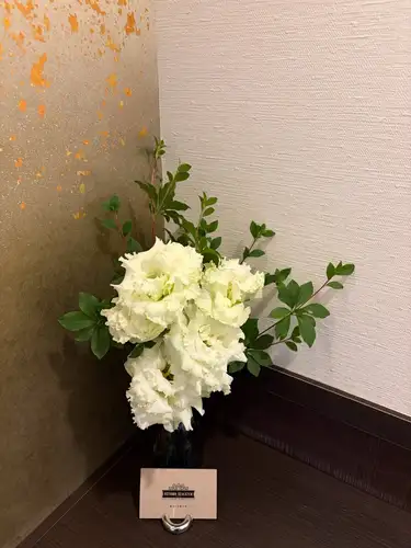 【別邸涵養荘の今週のお花💐】
お店を彩るお花たちです💐
プロデュースは小山生花店様にお願いしております!
いつもありがとうございます😊
先日より入口にある大久保鋳物が変わりました!
今年の干支「午」を展示しております。
https://souemon-imono.com/
『安田瓦花器MYK』Marumi Yasuda Kawara
木の暖かみと凛とした美しさを兼ね備え、 花に寄り添い支えます。
(丸三安田瓦工業オンラインストアより)
https://marumikawara.stores.jp/
ご来店お待ちしております^ ^
↓ご予約はオンライン予約がおすすめです!
https://seikoanbetteikanyoso.owst.jp/(ホットペッパー)
ご予約 お問い合わせは、
📞025-211-7703
プロフィールのリンクから
webサイトにアクセスできます!
🔍@seikoan_bettei_kanyoso
その他SNSやグルメサイトなど
詳細はこちらからご覧いただけます↓↓
https://lit.link/Qes1EGif55alyDCldOYLbnL3EXI3
(別邸涵養荘リットリンク)
【This week’s flowers at Bettei Kanyoso 💐】
These are the flowers that decorate the store.💐
We ask Koyamaseikaten to produce it!
Thank you as always.😊
The Okubo Casting at the entrance has changed since the other day!
This year’s zodiac sign “Wu” is on display.
https://souemon-imono.com/
“Yasuda Tile Flowerware MYK”Marumi Yasuda Kawara
It combines the warmth and dignified beauty of the tree, and supports the flowers.
(From the Marusan Yasuda Tile Industry Online Store)
https://marumikawara.stores.jp/
We look forward to your reservation.
↓Online reservations are recommended for reservations!
https://seikoanbetteikanyoso.owst.jp/(HOT PEPPER)
For reservations and inquiries,
📞025-211-7703
You can access the website from the profile link!
🔍@seikoan_bettei_kanyoso
You can see more details such as other SNS and gourmet sites here ↓↓
https://lit.link/Qes1EGif55alyDCldOYLbnL3EXI3(lit.link)
#別邸涵養荘 #大久保鋳物 #安田瓦 #泉田佑子 #新潟グランドホテル