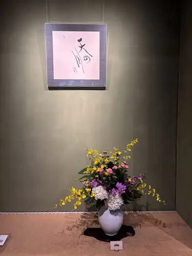 【別邸涵養荘の今週のお花💐】
お店を彩るお花たちです💐
プロデュースは小山生花店様にお願いしております!
いつもありがとうございます😊
先日より入口にある大久保鋳物が変わりました!
今年の干支「午」を展示しております。
https://souemon-imono.com/
『安田瓦花器MYK』Marumi Yasuda Kawara
木の暖かみと凛とした美しさを兼ね備え、 花に寄り添い支えます。
(丸三安田瓦工業オンラインストアより)
https://marumikawara.stores.jp/
ご来店お待ちしております^ ^
↓ご予約はオンライン予約がおすすめです!
https://seikoanbetteikanyoso.owst.jp/(ホットペッパー)
ご予約 お問い合わせは、
📞025-211-7703
プロフィールのリンクから
webサイトにアクセスできます!
🔍@seikoan_bettei_kanyoso
その他SNSやグルメサイトなど
詳細はこちらからご覧いただけます↓↓
https://lit.link/Qes1EGif55alyDCldOYLbnL3EXI3
(別邸涵養荘リットリンク)
【This week's flowers at Bettei Kanyoso 💐】
These are the flowers that decorate the store.💐
We ask Koyamaseikaten to produce it!
Thank you as always.😊
The Okubo Casting at the entrance has changed since the other day!
This year's zodiac sign "Wu" is on display.
https://souemon-imono.com/
"Yasuda Tile Flowerware MYK"Marumi Yasuda Kawara
It combines the warmth and dignified beauty of the tree, and supports the flowers.
(From the Marusan Yasuda Tile Industry Online Store)
https://marumikawara.stores.jp/
We look forward to your reservation.
↓Online reservations are recommended for reservations!
https://seikoanbetteikanyoso.owst.jp/(HOT PEPPER)
For reservations and inquiries,
📞025-211-7703
You can access the website from the profile link!
🔍@seikoan_bettei_kanyoso
You can see more details such as other SNS and gourmet sites here ↓↓
https://lit.link/Qes1EGif55alyDCldOYLbnL3EXI3(lit.link)
#別邸涵養荘 #大久保鋳物 #安田瓦 #泉田佑子 #新潟グランドホテル