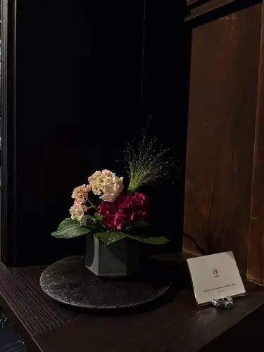 【別邸涵養荘の今週のお花💐】
お店を彩るお花たちです💐
プロデュースは小山生花店様にお願いしております!
いつもありがとうございます😊
先日より入口にある大久保鋳物が変わりました!
今年の干支「午」を展示しております。
https://souemon-imono.com/
『安田瓦花器MYK』Marumi Yasuda Kawara
木の暖かみと凛とした美しさを兼ね備え、 花に寄り添い支えます。
(丸三安田瓦工業オンラインストアより)
https://marumikawara.stores.jp/
ご来店お待ちしております^ ^
↓ご予約はオンライン予約がおすすめです!
https://seikoanbetteikanyoso.owst.jp/(ホットペッパー)
ご予約 お問い合わせは、
📞025-211-7703
プロフィールのリンクから
webサイトにアクセスできます!
🔍@seikoan_bettei_kanyoso
その他SNSやグルメサイトなど
詳細はこちらからご覧いただけます↓↓
https://lit.link/Qes1EGif55alyDCldOYLbnL3EXI3
(別邸涵養荘リットリンク)
【This week's flowers at Bettei Kanyoso 💐】
These are the flowers that decorate the store.💐
We ask Koyamaseikaten to produce it!
Thank you as always.😊
The Okubo Casting at the entrance has changed since the other day!
This year's zodiac sign "Wu" is on display.
https://souemon-imono.com/
"Yasuda Tile Flowerware MYK"Marumi Yasuda Kawara
It combines the warmth and dignified beauty of the tree, and supports the flowers.
(From the Marusan Yasuda Tile Industry Online Store)
https://marumikawara.stores.jp/
We look forward to your reservation.
↓Online reservations are recommended for reservations!
https://seikoanbetteikanyoso.owst.jp/(HOT PEPPER)
For reservations and inquiries,
📞025-211-7703
You can access the website from the profile link!
🔍@seikoan_bettei_kanyoso
You can see more details such as other SNS and gourmet sites here ↓↓
https://lit.link/Qes1EGif55alyDCldOYLbnL3EXI3(lit.link)
#別邸涵養荘 #大久保鋳物 #安田瓦 #泉田佑子 #新潟グランドホテル