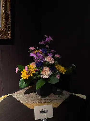 【別邸涵養荘の今週のお花💐】
お店を彩るお花たちです💐
プロデュースは小山生花店様にお願いしております!
いつもありがとうございます😊
先日より入口にある大久保鋳物が変わりました!
今年の干支「午」を展示しております。
https://souemon-imono.com/
『安田瓦花器MYK』Marumi Yasuda Kawara
木の暖かみと凛とした美しさを兼ね備え、 花に寄り添い支えます。
(丸三安田瓦工業オンラインストアより)
https://marumikawara.stores.jp/
ご来店お待ちしております^ ^
↓ご予約はオンライン予約がおすすめです!
https://seikoanbetteikanyoso.owst.jp/(ホットペッパー)
ご予約 お問い合わせは、
📞025-211-7703
プロフィールのリンクから
webサイトにアクセスできます!
🔍@seikoan_bettei_kanyoso
その他SNSやグルメサイトなど
詳細はこちらからご覧いただけます↓↓
https://lit.link/Qes1EGif55alyDCldOYLbnL3EXI3
(別邸涵養荘リットリンク)
【This week's flowers at Bettei Kanyoso 💐】
These are the flowers that decorate the store.💐
We ask Koyamaseikaten to produce it!
Thank you as always.😊
The Okubo Casting at the entrance has changed since the other day!
This year's zodiac sign "Wu" is on display.
https://souemon-imono.com/
"Yasuda Tile Flowerware MYK"Marumi Yasuda Kawara
It combines the warmth and dignified beauty of the tree, and supports the flowers.
(From the Marusan Yasuda Tile Industry Online Store)
https://marumikawara.stores.jp/
We look forward to your reservation.
↓Online reservations are recommended for reservations!
https://seikoanbetteikanyoso.owst.jp/(HOT PEPPER)
For reservations and inquiries,
📞025-211-7703
You can access the website from the profile link!
🔍@seikoan_bettei_kanyoso
You can see more details such as other SNS and gourmet sites here ↓↓
https://lit.link/Qes1EGif55alyDCldOYLbnL3EXI3(lit.link)
#別邸涵養荘 #大久保鋳物 #安田瓦 #泉田佑子 #新潟グランドホテル