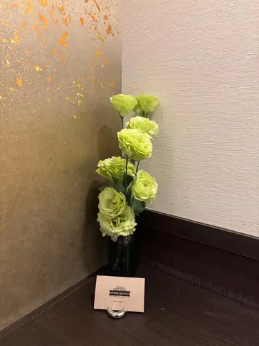 【別邸涵養荘の今週のお花💐】
お店を彩るお花たちです💐
プロデュースは小山生花店様にお願いしております!
いつもありがとうございます😊
先日より入口にある大久保鋳物が変わりました!
今年の干支「午」を展示しております。
https://souemon-imono.com/
『安田瓦花器MYK』Marumi Yasuda Kawara
木の暖かみと凛とした美しさを兼ね備え、 花に寄り添い支えます。
(丸三安田瓦工業オンラインストアより)
https://marumikawara.stores.jp/
ご来店お待ちしております^ ^
↓ご予約はオンライン予約がおすすめです!
https://seikoanbetteikanyoso.owst.jp/(ホットペッパー)
ご予約 お問い合わせは、
📞025-211-7703
プロフィールのリンクから
webサイトにアクセスできます!
🔍@seikoan_bettei_kanyoso
その他SNSやグルメサイトなど
詳細はこちらからご覧いただけます↓↓
https://lit.link/Qes1EGif55alyDCldOYLbnL3EXI3
(別邸涵養荘リットリンク)
【This week's flowers at Bettei Kanyoso 💐】
These are the flowers that decorate the store.💐
We ask Koyamaseikaten to produce it!
Thank you as always.😊
The Okubo Casting at the entrance has changed since the other day!
This year's zodiac sign "Wu" is on display.
https://souemon-imono.com/
"Yasuda Tile Flowerware MYK"Marumi Yasuda Kawara
It combines the warmth and dignified beauty of the tree, and supports the flowers.
(From the Marusan Yasuda Tile Industry Online Store)
https://marumikawara.stores.jp/
We look forward to your reservation.
↓Online reservations are recommended for reservations!
https://seikoanbetteikanyoso.owst.jp/(HOT PEPPER)
For reservations and inquiries,
📞025-211-7703
You can access the website from the profile link!
🔍@seikoan_bettei_kanyoso
You can see more details such as other SNS and gourmet sites here ↓↓
https://lit.link/Qes1EGif55alyDCldOYLbnL3EXI3(lit.link)
#別邸涵養荘 #大久保鋳物 #安田瓦 #泉田佑子 #新潟グランドホテル