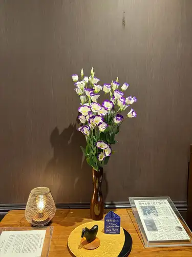 連日雨が降ってますね☔️
ご来店の際は足元にお気をつけてお越しくださいませ!
【別邸涵養荘の今週のお花💐】
お店を彩るお花たちです💐
プロデュースは小山生花店様にお願いしております!
いつもありがとうございます😊
先日より入口にある大久保鋳物が変わりました!
今年の干支「午」を展示しております。
https://souemon-imono.com/
『安田瓦花器MYK』Marumi Yasuda Kawara
木の暖かみと凛とした美しさを兼ね備え、 花に寄り添い支えます。
(丸三安田瓦工業オンラインストアより)
https://marumikawara.stores.jp/
ご来店お待ちしております^ ^
↓ご予約はオンライン予約がおすすめです!
https://seikoanbetteikanyoso.owst.jp/(ホットペッパー)
ご予約 お問い合わせは、
📞025-211-7703
プロフィールのリンクから
webサイトにアクセスできます!
🔍@seikoan_bettei_kanyoso
その他SNSやグルメサイトなど
詳細はこちらからご覧いただけます↓↓
https://lit.link/Qes1EGif55alyDCldOYLbnL3EXI3
(別邸涵養荘リットリンク)
【This week's flowers at Bettei Kanyoso 💐】
These are the flowers that decorate the store.💐
We ask Koyamaseikaten to produce it!
Thank you as always.😊
The Okubo Casting at the entrance has changed since the other day!
This year's zodiac sign "Wu" is on display.
https://souemon-imono.com/
"Yasuda Tile Flowerware MYK"Marumi Yasuda Kawara
It combines the warmth and dignified beauty of the tree, and supports the flowers.
(From the Marusan Yasuda Tile Industry Online Store)
https://marumikawara.stores.jp/
We look forward to your reservation.
↓Online reservations are recommended for reservations!
https://seikoanbetteikanyoso.owst.jp/(HOT PEPPER)
For reservations and inquiries,
📞025-211-7703
You can access the website from the profile link!
🔍@seikoan_bettei_kanyoso
You can see more details such as other SNS and gourmet sites here ↓↓
https://lit.link/Qes1EGif55alyDCldOYLbnL3EXI3(lit.link)
#別邸涵養荘 #大久保鋳物 #安田瓦 #泉田佑子 #新潟グランドホテル