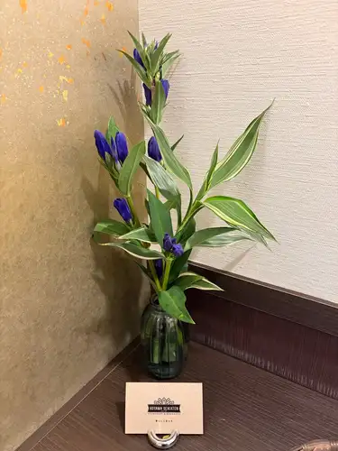 連日雨が降ってますね☔️
ご来店の際は足元にお気をつけてお越しくださいませ!
【別邸涵養荘の今週のお花💐】
お店を彩るお花たちです💐
プロデュースは小山生花店様にお願いしております!
いつもありがとうございます😊
先日より入口にある大久保鋳物が変わりました!
今年の干支「午」を展示しております。
https://souemon-imono.com/
『安田瓦花器MYK』Marumi Yasuda Kawara
木の暖かみと凛とした美しさを兼ね備え、 花に寄り添い支えます。
(丸三安田瓦工業オンラインストアより)
https://marumikawara.stores.jp/
ご来店お待ちしております^ ^
↓ご予約はオンライン予約がおすすめです!
https://seikoanbetteikanyoso.owst.jp/(ホットペッパー)
ご予約 お問い合わせは、
📞025-211-7703
プロフィールのリンクから
webサイトにアクセスできます!
🔍@seikoan_bettei_kanyoso
その他SNSやグルメサイトなど
詳細はこちらからご覧いただけます↓↓
https://lit.link/Qes1EGif55alyDCldOYLbnL3EXI3
(別邸涵養荘リットリンク)
【This week's flowers at Bettei Kanyoso 💐】
These are the flowers that decorate the store.💐
We ask Koyamaseikaten to produce it!
Thank you as always.😊
The Okubo Casting at the entrance has changed since the other day!
This year's zodiac sign "Wu" is on display.
https://souemon-imono.com/
"Yasuda Tile Flowerware MYK"Marumi Yasuda Kawara
It combines the warmth and dignified beauty of the tree, and supports the flowers.
(From the Marusan Yasuda Tile Industry Online Store)
https://marumikawara.stores.jp/
We look forward to your reservation.
↓Online reservations are recommended for reservations!
https://seikoanbetteikanyoso.owst.jp/(HOT PEPPER)
For reservations and inquiries,
📞025-211-7703
You can access the website from the profile link!
🔍@seikoan_bettei_kanyoso
You can see more details such as other SNS and gourmet sites here ↓↓
https://lit.link/Qes1EGif55alyDCldOYLbnL3EXI3(lit.link)
#別邸涵養荘 #大久保鋳物 #安田瓦 #泉田佑子 #新潟グランドホテル