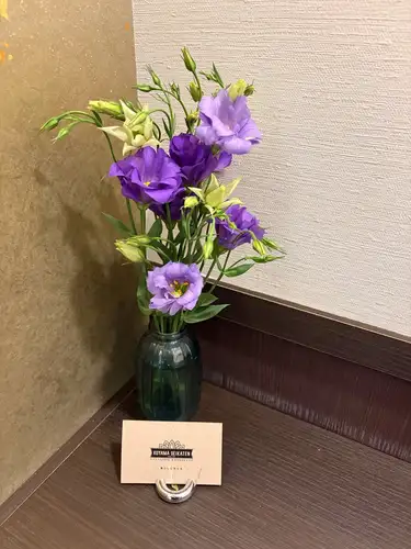 暑い日が続いております💦
熱中症にお気をつけください！

【別邸涵養荘の今週のお花💐】

お店を彩るお花たちです💐
プロデュースは小山生花店様にお願いしております！
いつもありがとうございます😊

先日より入口にある大久保鋳物が変わりました！
今年の干支「午」を展示しております。
https://souemon-imono.com/

『安田瓦花器MYK』Marumi Yasuda Kawara
木の暖かみと凛とした美しさを兼ね備え、 花に寄り添い支えます。
(丸三安田瓦工業オンラインストアより)
https://marumikawara.stores.jp/

ご来店お待ちしております^ ^

↓ご予約はオンライン予約がおすすめです！
https://seikoanbetteikanyoso.owst.jp/（ホットペッパー）

ご予約  お問い合わせは、
📞025-211-7703

プロフィールのリンクから
webサイトにアクセスできます！
🔍@seikoan_bettei_kanyoso

その他SNSやグルメサイトなど
詳細はこちらからご覧いただけます↓↓
https://lit.link/Qes1EGif55alyDCldOYLbnL3EXI3
(別邸涵養荘リットリンク)

【This week's flowers at Bettei Kanyoso 💐】

These are the flowers that decorate the store.💐
We ask Koyamaseikaten to produce it!
Thank you as always.😊

The Okubo Casting at the entrance has changed since the other day!
This year's zodiac sign "Wu" is on display.
https://souemon-imono.com/

"Yasuda Tile Flowerware MYK"Marumi Yasuda Kawara
It combines the warmth and dignified beauty of the tree, and supports the flowers.
(From the Marusan Yasuda Tile Industry Online Store)
https://marumikawara.stores.jp/

We look forward to your reservation.

↓Online reservations are recommended for reservations!
https://seikoanbetteikanyoso.owst.jp/(HOT PEPPER)

For reservations and inquiries,
📞025-211-7703

You can access the website from the profile link!
🔍@seikoan_bettei_kanyoso

You can see more details such as other SNS and gourmet sites here ↓↓
https://lit.link/Qes1EGif55alyDCldOYLbnL3EXI3(lit.link)

#別邸涵養荘 #大久保鋳物 #安田瓦 #泉田佑子 #新潟グランドホテル