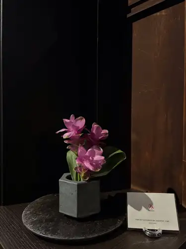 .
お盆が過ぎましたが、まだまだ気温の高い日が続きますね。
別邸涵養荘では冷たいお飲み物を数多く取り揃えております！
ご来店の際にはドリンクメニューもじっくりご覧ください👀🍹
8月中は冷製スープをご用意。こちらも大好評です！

【別邸涵養荘の今週のお花💐】

お店を彩るお花たちです💐
プロデュースは小山生花店様にお願いしております！
いつもありがとうございます😊

入口には大久保鋳物を展示しています。
今年の干支「午」を展示しております。
https://souemon-imono.com/

『安田瓦花器MYK』Marumi Yasuda Kawara
木の暖かみと凛とした美しさを兼ね備え、 花に寄り添い支えます。
(丸三安田瓦工業オンラインストアより)
https://marumikawara.stores.jp/

ご来店お待ちしております^ ^

↓ご予約はオンライン予約がおすすめです！
https://seikoanbetteikanyoso.owst.jp/（ホットペッパー）

ご予約  お問い合わせは、
📞025-211-7703

プロフィールのリンクから
webサイトにアクセスできます！
🔍@seikoan_bettei_kanyoso

その他SNSやグルメサイトなど
詳細はこちらからご覧いただけます↓↓
https://lit.link/Qes1EGif55alyDCldOYLbnL3EXI3
(別邸涵養荘リットリンク)

【This week's flowers at Bettei Kanyoso 💐】

These are the flowers that decorate the store.💐
We ask Koyamaseikaten to produce it!
Thank you as always.😊

At the entrance, we are exhibiting Okubo Castings.
This year's zodiac sign "Wu" is on display.
https://souemon-imono.com/

"Yasuda Tile Flowerware MYK"Marumi Yasuda Kawara
It combines the warmth and dignified beauty of the tree, and supports the flowers.
(From the Marusan Yasuda Tile Industry Online Store)
https://marumikawara.stores.jp/

We look forward to your reservation.

↓Online reservations are recommended for reservations!
https://seikoanbetteikanyoso.owst.jp/(HOT PEPPER)

For reservations and inquiries,
📞025-211-7703

You can access the website from the profile link!
🔍@seikoan_bettei_kanyoso

You can see more details such as other SNS and gourmet sites here ↓↓
https://lit.link/Qes1EGif55alyDCldOYLbnL3EXI3(lit.link)

#別邸涵養荘 #大久保鋳物 #安田瓦 #泉田佑子 #新潟グランドホテル