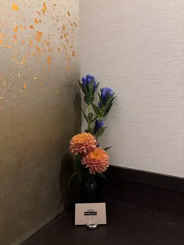 .
お盆が過ぎましたが、まだまだ気温の高い日が続きますね。
別邸涵養荘では冷たいお飲み物を数多く取り揃えております！
ご来店の際にはドリンクメニューもじっくりご覧ください👀🍹
8月中は冷製スープをご用意。こちらも大好評です！

【別邸涵養荘の今週のお花💐】

お店を彩るお花たちです💐
プロデュースは小山生花店様にお願いしております！
いつもありがとうございます😊

入口には大久保鋳物を展示しています。
今年の干支「午」を展示しております。
https://souemon-imono.com/

『安田瓦花器MYK』Marumi Yasuda Kawara
木の暖かみと凛とした美しさを兼ね備え、 花に寄り添い支えます。
(丸三安田瓦工業オンラインストアより)
https://marumikawara.stores.jp/

ご来店お待ちしております^ ^

↓ご予約はオンライン予約がおすすめです！
https://seikoanbetteikanyoso.owst.jp/（ホットペッパー）

ご予約  お問い合わせは、
📞025-211-7703

プロフィールのリンクから
webサイトにアクセスできます！
🔍@seikoan_bettei_kanyoso

その他SNSやグルメサイトなど
詳細はこちらからご覧いただけます↓↓
https://lit.link/Qes1EGif55alyDCldOYLbnL3EXI3
(別邸涵養荘リットリンク)

【This week's flowers at Bettei Kanyoso 💐】

These are the flowers that decorate the store.💐
We ask Koyamaseikaten to produce it!
Thank you as always.😊

At the entrance, we are exhibiting Okubo Castings.
This year's zodiac sign "Wu" is on display.
https://souemon-imono.com/

"Yasuda Tile Flowerware MYK"Marumi Yasuda Kawara
It combines the warmth and dignified beauty of the tree, and supports the flowers.
(From the Marusan Yasuda Tile Industry Online Store)
https://marumikawara.stores.jp/

We look forward to your reservation.

↓Online reservations are recommended for reservations!
https://seikoanbetteikanyoso.owst.jp/(HOT PEPPER)

For reservations and inquiries,
📞025-211-7703

You can access the website from the profile link!
🔍@seikoan_bettei_kanyoso

You can see more details such as other SNS and gourmet sites here ↓↓
https://lit.link/Qes1EGif55alyDCldOYLbnL3EXI3(lit.link)

#別邸涵養荘 #大久保鋳物 #安田瓦 #泉田佑子 #新潟グランドホテル