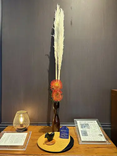 暑い日が続いております💦
熱中症にお気をつけください!
【別邸涵養荘の今週のお花💐】
お店を彩るお花たちです💐
プロデュースは小山生花店様にお願いしております!
いつもありがとうございます😊
先日より入口にある大久保鋳物が変わりました!
今年の干支「午」を展示しております。
https://souemon-imono.com/
『安田瓦花器MYK』Marumi Yasuda Kawara
木の暖かみと凛とした美しさを兼ね備え、 花に寄り添い支えます。
(丸三安田瓦工業オンラインストアより)
https://marumikawara.stores.jp/
ご来店お待ちしております^ ^
↓ご予約はオンライン予約がおすすめです!
https://seikoanbetteikanyoso.owst.jp/(ホットペッパー)
ご予約 お問い合わせは、
📞025-211-7703
プロフィールのリンクから
webサイトにアクセスできます!
🔍@seikoan_bettei_kanyoso
その他SNSやグルメサイトなど
詳細はこちらからご覧いただけます↓↓
https://lit.link/Qes1EGif55alyDCldOYLbnL3EXI3
(別邸涵養荘リットリンク)
【This week's flowers at Bettei Kanyoso 💐】
These are the flowers that decorate the store.💐
We ask Koyamaseikaten to produce it!
Thank you as always.😊
The Okubo Casting at the entrance has changed since the other day!
This year's zodiac sign "Wu" is on display.
https://souemon-imono.com/
"Yasuda Tile Flowerware MYK"Marumi Yasuda Kawara
It combines the warmth and dignified beauty of the tree, and supports the flowers.
(From the Marusan Yasuda Tile Industry Online Store)
https://marumikawara.stores.jp/
We look forward to your reservation.
↓Online reservations are recommended for reservations!
https://seikoanbetteikanyoso.owst.jp/(HOT PEPPER)
For reservations and inquiries,
📞025-211-7703
You can access the website from the profile link!
🔍@seikoan_bettei_kanyoso
You can see more details such as other SNS and gourmet sites here ↓↓
https://lit.link/Qes1EGif55alyDCldOYLbnL3EXI3(lit.link)
#別邸涵養荘 #大久保鋳物 #安田瓦 #泉田佑子 #新潟グランドホテル