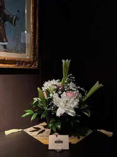 .
お盆が過ぎましたが、まだまだ気温の高い日が続きますね。
別邸涵養荘では冷たいお飲み物を数多く取り揃えております!
ご来店の際にはドリンクメニューもじっくりご覧ください👀🍹
8月中は冷製スープをご用意。こちらも大好評です!
【別邸涵養荘の今週のお花💐】
お店を彩るお花たちです💐
プロデュースは小山生花店様にお願いしております!
いつもありがとうございます😊
入口には大久保鋳物を展示しています。
今年の干支「午」を展示しております。
https://souemon-imono.com/
『安田瓦花器MYK』Marumi Yasuda Kawara
木の暖かみと凛とした美しさを兼ね備え、 花に寄り添い支えます。
(丸三安田瓦工業オンラインストアより)
https://marumikawara.stores.jp/
ご来店お待ちしております^ ^
↓ご予約はオンライン予約がおすすめです!
https://seikoanbetteikanyoso.owst.jp/(ホットペッパー)
ご予約 お問い合わせは、
📞025-211-7703
プロフィールのリンクから
webサイトにアクセスできます!
🔍@seikoan_bettei_kanyoso
その他SNSやグルメサイトなど
詳細はこちらからご覧いただけます↓↓
https://lit.link/Qes1EGif55alyDCldOYLbnL3EXI3
(別邸涵養荘リットリンク)
【This week's flowers at Bettei Kanyoso 💐】
These are the flowers that decorate the store.💐
We ask Koyamaseikaten to produce it!
Thank you as always.😊
At the entrance, we are exhibiting Okubo Castings.
This year's zodiac sign "Wu" is on display.
https://souemon-imono.com/
"Yasuda Tile Flowerware MYK"Marumi Yasuda Kawara
It combines the warmth and dignified beauty of the tree, and supports the flowers.
(From the Marusan Yasuda Tile Industry Online Store)
https://marumikawara.stores.jp/
We look forward to your reservation.
↓Online reservations are recommended for reservations!
https://seikoanbetteikanyoso.owst.jp/(HOT PEPPER)
For reservations and inquiries,
📞025-211-7703
You can access the website from the profile link!
🔍@seikoan_bettei_kanyoso
You can see more details such as other SNS and gourmet sites here ↓↓
https://lit.link/Qes1EGif55alyDCldOYLbnL3EXI3(lit.link)
#別邸涵養荘 #大久保鋳物 #安田瓦 #泉田佑子 #新潟グランドホテル