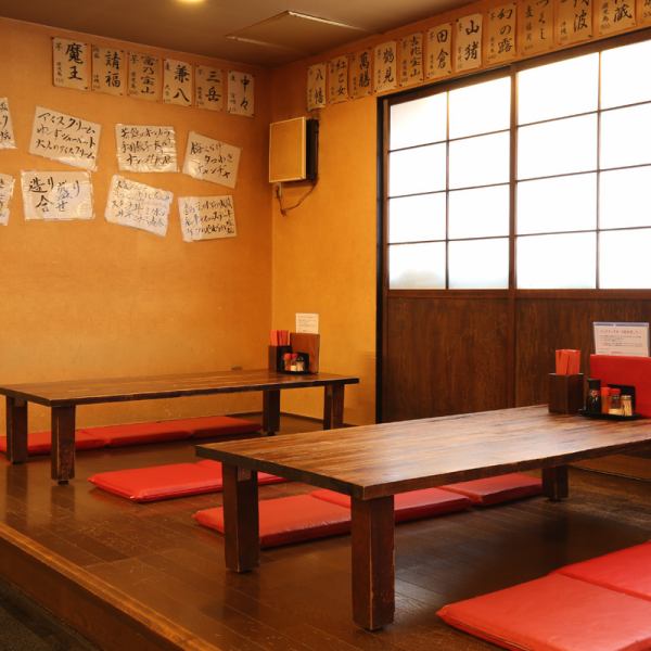 放鬆的桌子座位。平靜的燈光營造出舒適的空間。這是一個平靜的商店，即使在輕鬆的氛圍中，您也可以感受到日本的味道。