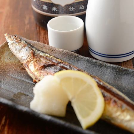 Grilled saury with salt