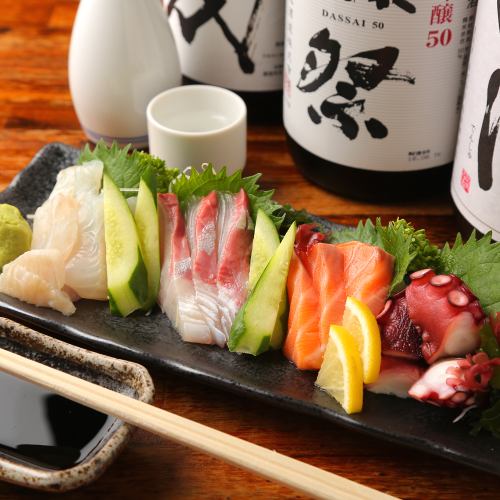 Outstanding freshness !! Assorted fresh seasonal fish sashimi purchased daily