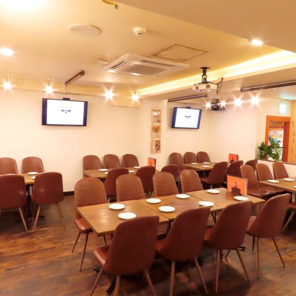 餐廳內部氛圍時尚舒適。版面可依人數調整，例如2人、6人或12人，因此您可以結合生日驚喜，打造令人滿足的女生派對。此外，也提供半包廂，減少與其他顧客的接觸。