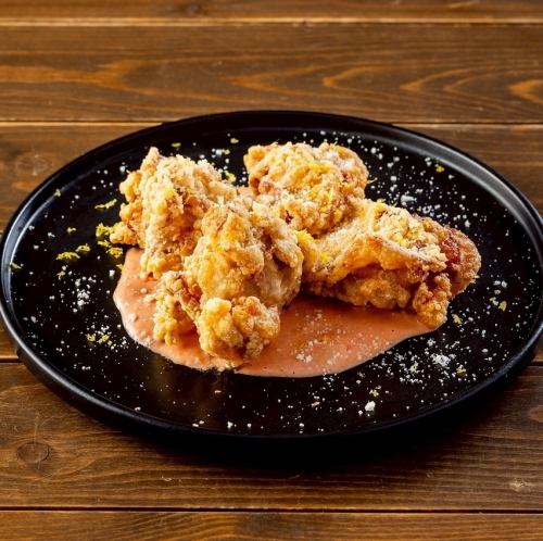 チーズ衣の鶏塩唐揚げ特製オーロラソース添え
