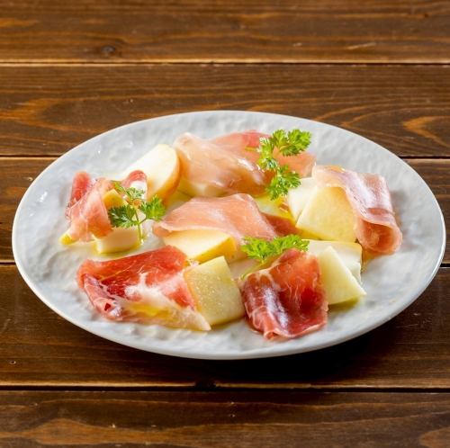 季節のフルーツと生ハムチーズ