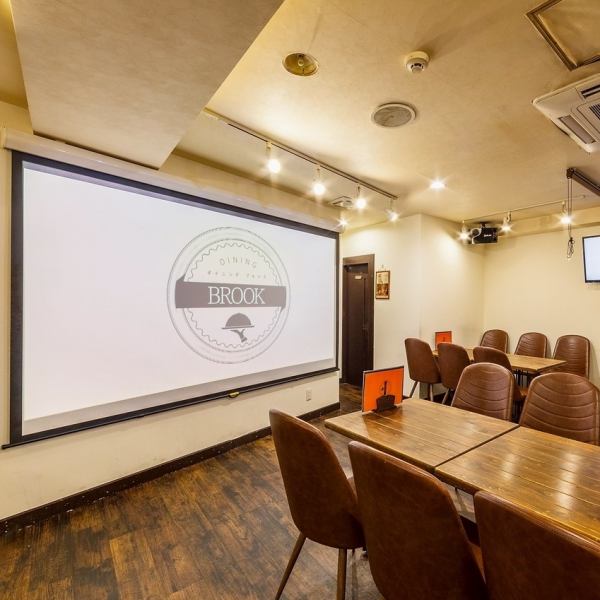 100インチの大型プロジェクター完備で、映像演出やサプライズにぴったり！誕生日パーティーや結婚式二次会、貸切利用にも◎ 22時以降はカラオケも楽しめるBARタイムに切り替わります♪