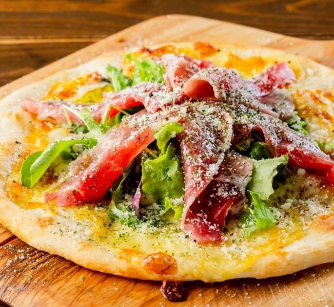 【サラダと生ハムピザ】生地にこだわった、もちもちピザが500円！