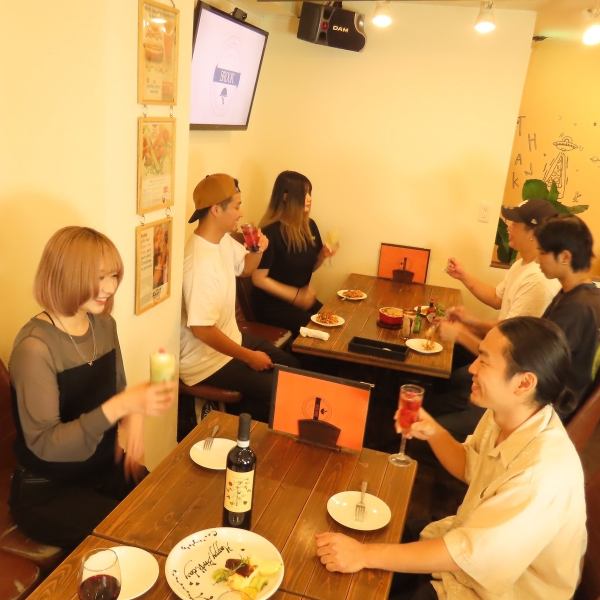 カフェのように落ち着いた空間で、時間を忘れてくつろげるウッド調のダイニングバー。温かみのある照明が心地よく、女子会やデートにもぴったり♪気軽に寄れて“おしゃれで居心地がいい”と評判のお店です。ゆったり過ごしたい日や誕生日やサプライズ、女子会にもおすすめ◎